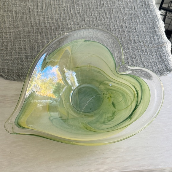 Green Heart-Shaped Glass Bowl - Picture 6 of 6